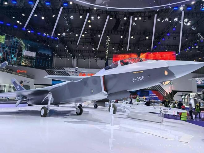 歼-20S为何是国产战机转折点？双座设计暗藏与无人机协同密码(图1)