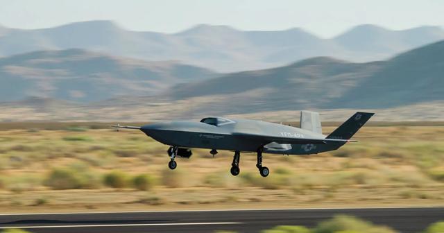 美国空军首架YFQ-42A自主作战无人机原型机试飞成功