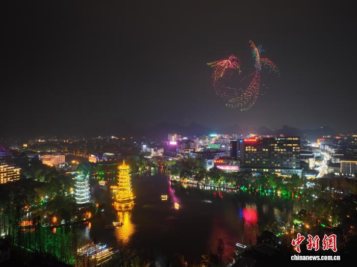 桂林大年初一夜飞天屏与无人机“空中共舞”