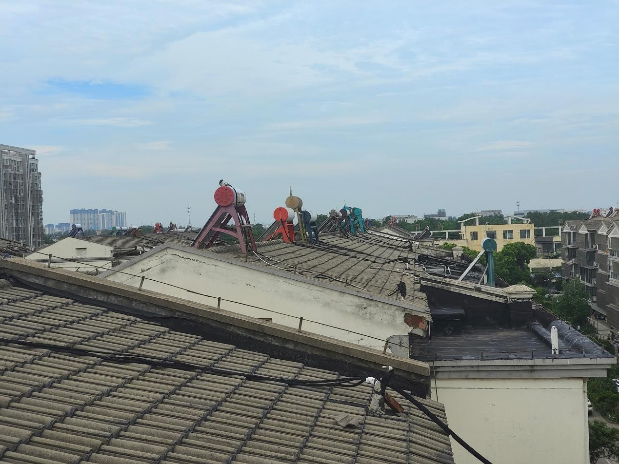 泰州市姜堰区三水街道启用大型无人机高效拆除老旧太阳能热水器